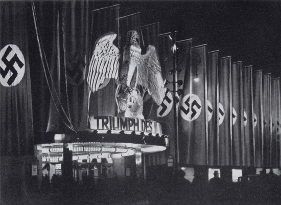 L'accurata scenografia di Albert Speer per la prima di Triumph des Willens 